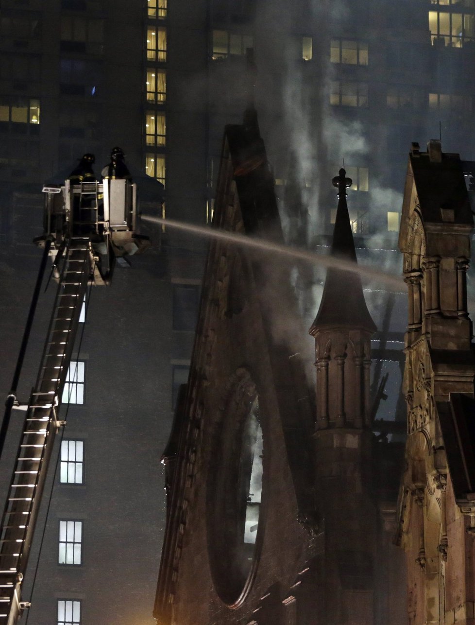 Požár zcela zničil kostel sv. Sávy, který byl centrem srbské komunisty v New Yorku. Několik hodin před tím přitom byl plný lidí. Začaly totiž pravoslavné Velikonoce.