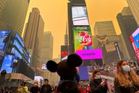 Výjevy jak z apokalypsy: New York zahalil kvůli kouři z Kanady toxický oranžový opar
