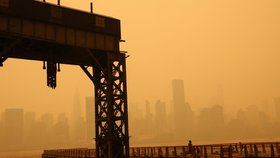 Kouř z Kanady zahalil New York do toxického smogu. (8. 6. 2023)