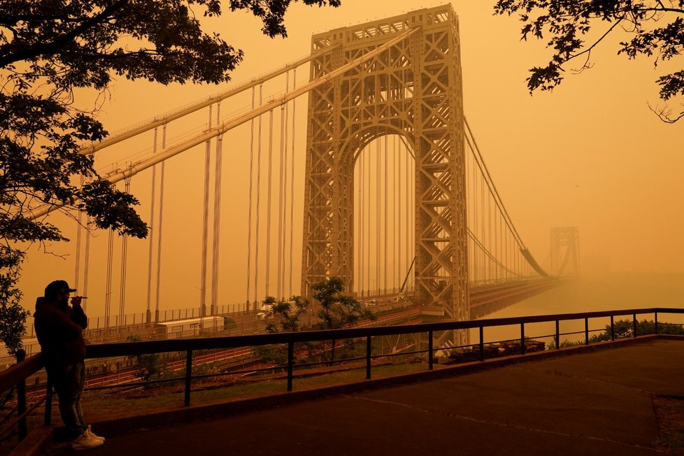 Kouř z Kanady zahalil New York do toxického smogu (8.6.2023).
