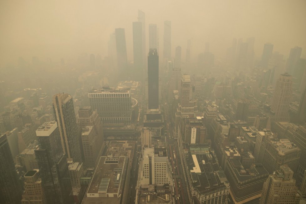 Kouř z Kanady zahalil New York do toxického smogu (8.6.2023).