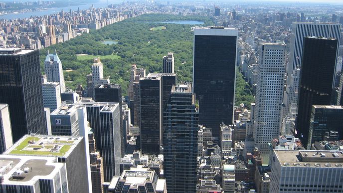 Byty a kanceláře na newyorském Manhattanu jsou nejlevnější od roku 2013. Nabídka volných bytů se tam meziročně ztrojnásobila.