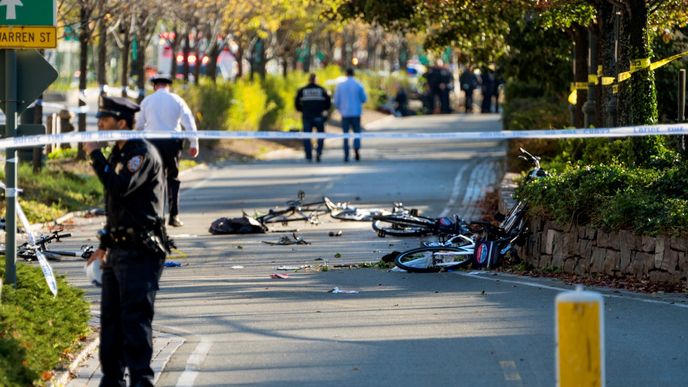 Útok na Manhattanu: Náklaďák smetl cyklisty a školní autobus. Pak přišla palba