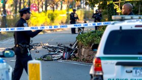 Útok na Manhattanu: Náklaďák smetl cyklisty a školní autobus. Pak přišla palba.