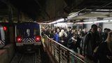V New Yorku se v metru srazily dva vlaky. Do tunelu museli hasiči