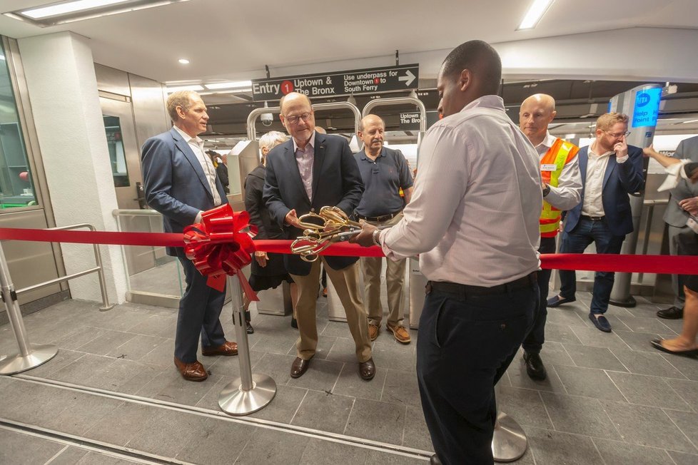 Slavnostní znovuotevření stanice metra Světové obchodní centrum. Stuhu přestřihl předseda metropolitního dopravního podniku Joe Lhota.