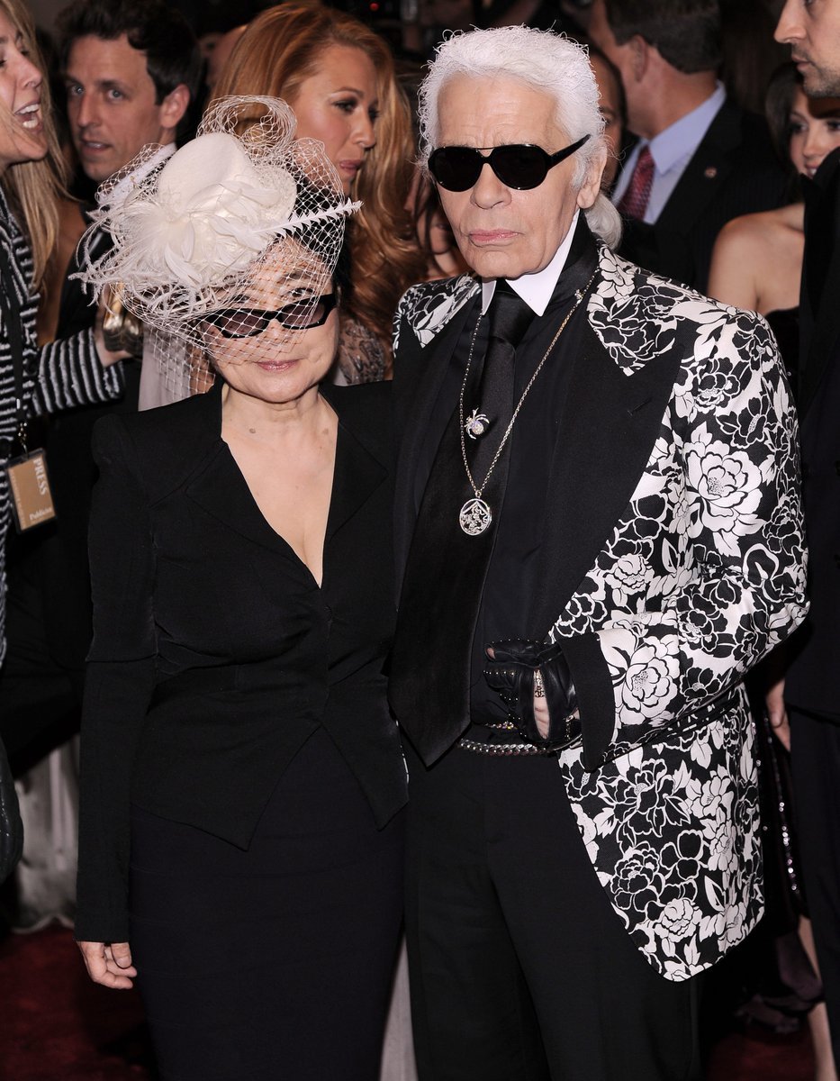 Zpěvačka Yoko Ono s módním návrhářem Karlem Lagerfeldem