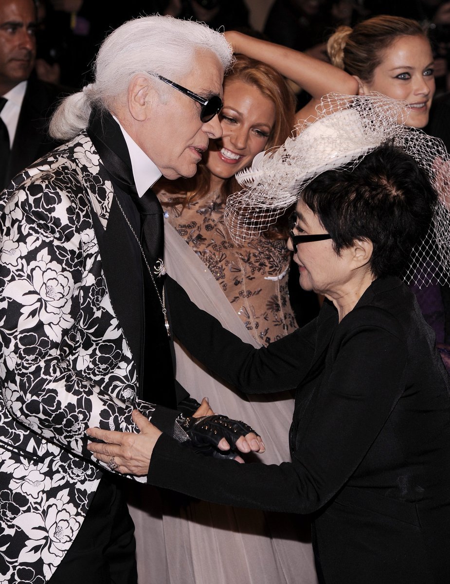 Zpěvačka Yoko Ono s módním návrhářem Karlem Lagerfeldem