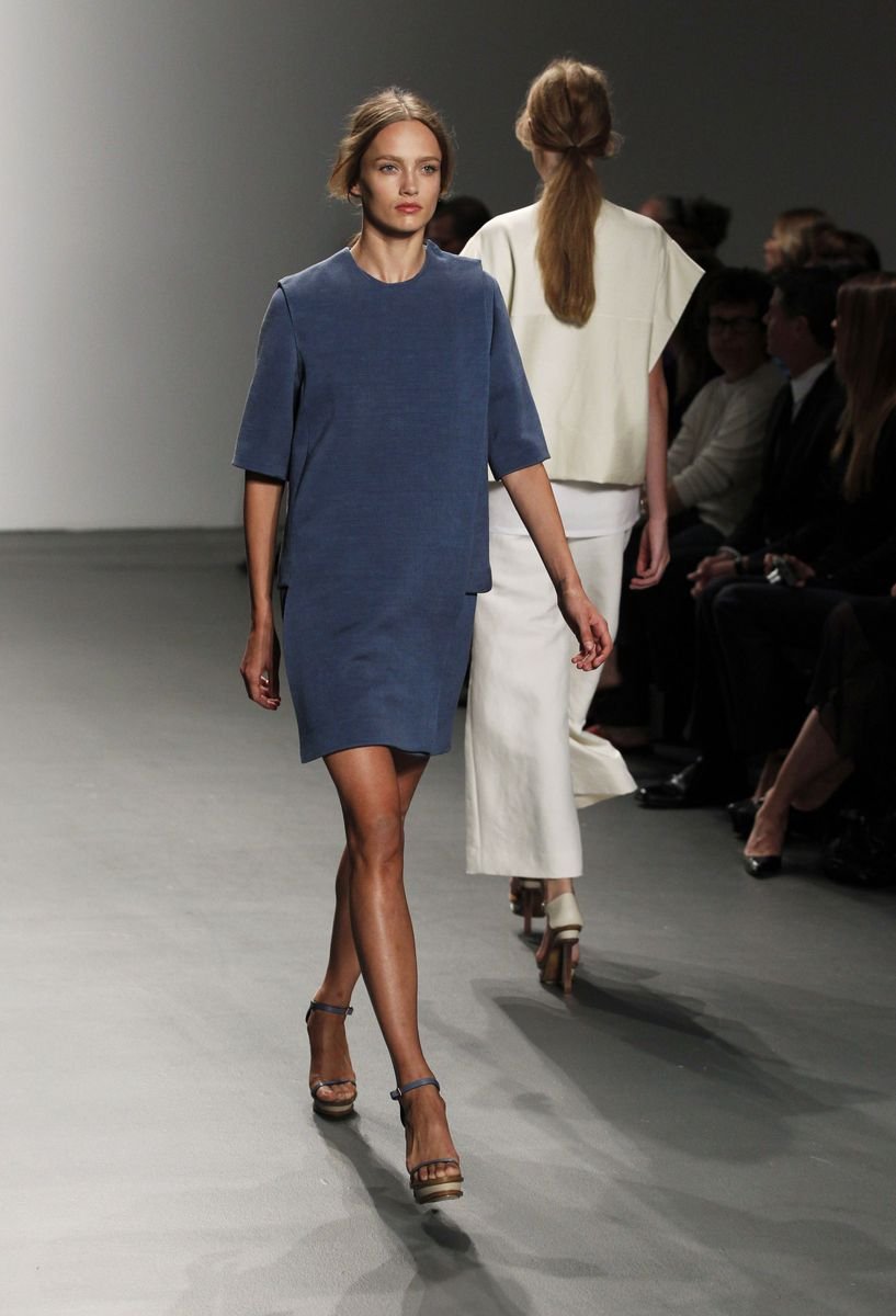 Calvin Klein představil minimalismus a šedavé odstíny.