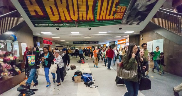 Panika na nádraží v New Yorku. Lidé utíkali před střelbou: 16 zraněných