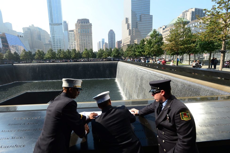 12. výročí teroristického útoku na newyorská dvojčata: Američané smutnili pro tři tisíce obětí