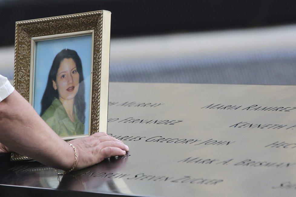 12. výročí teroristického útoku na newyorská dvojčata: Američané smutnili pro tři tisíce obětí