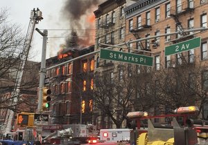 Po výbuchu plynu a následném požáru v New Yorku už spadly dvě budovy.