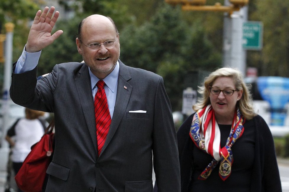 Joe Lhota vysvětluje, že příjmení má československé. Kvůli rodině z otcovy strany