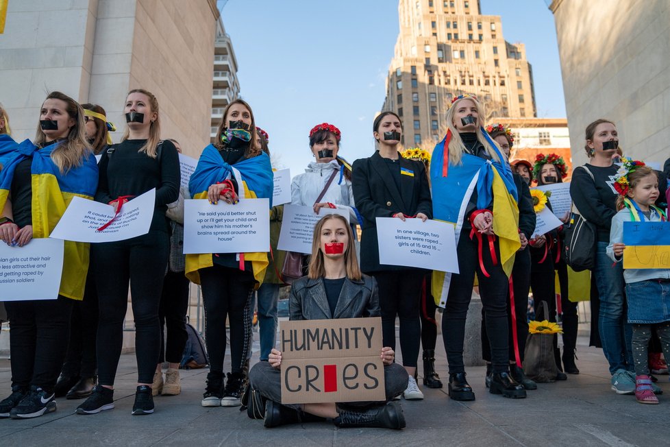 Protesty proti ruské invazi na Ukrajinu v New Yorku.