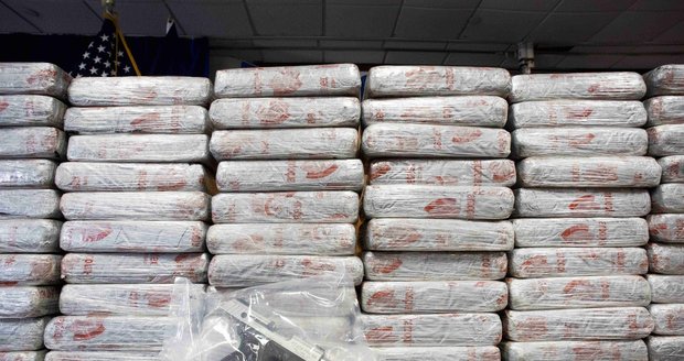 Zadrželi mexickou loď pašující kokain: Na palubě ho bylo 7,3 tuny za 4,5 miliardy korun