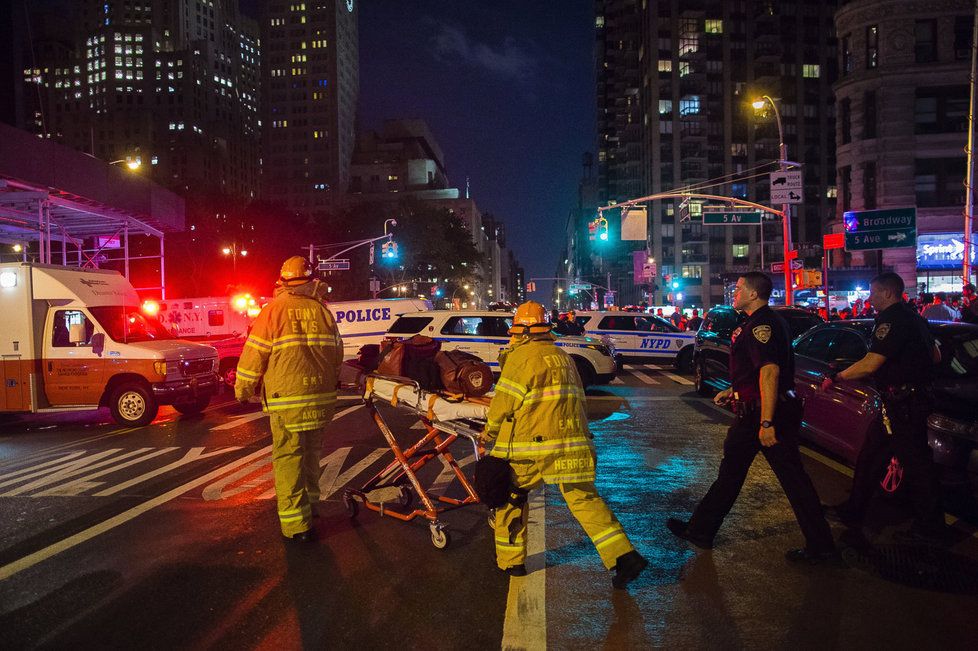 Exploze bomby na Manhattanu si vyžádala desítky zraněných.