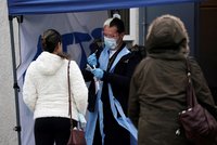V USA se rozjela další covidová vlna, případů rapidně přibývá. Lidé stojí fronty na testy
