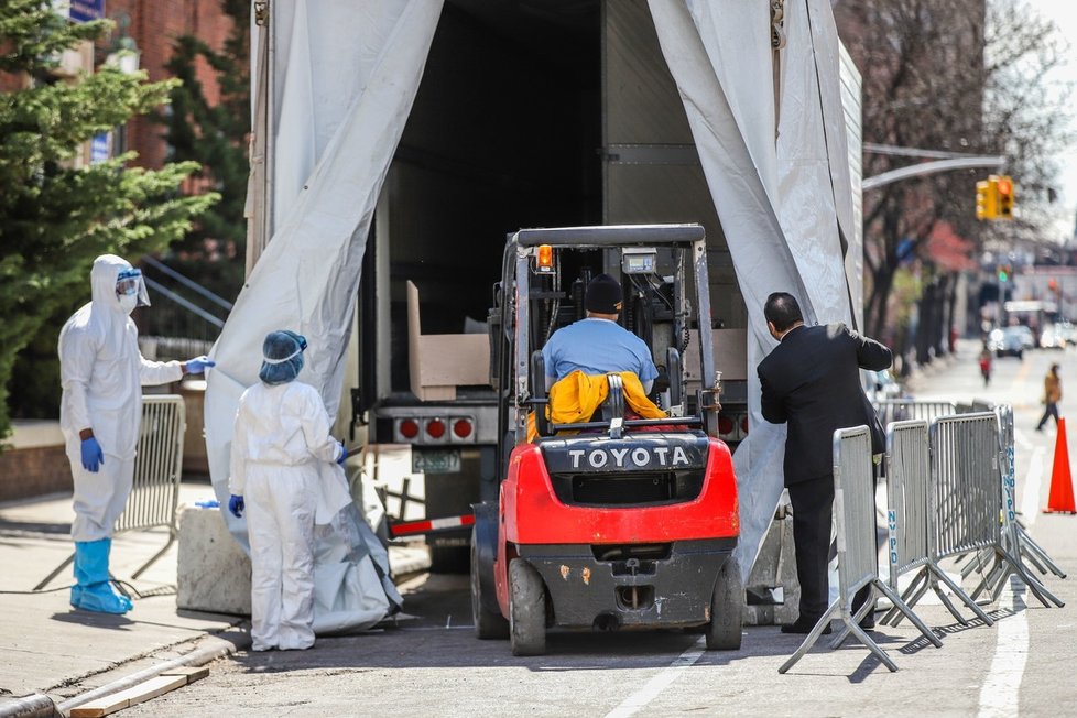 V New Yorku odvážejí do chladicích vozů mrtvoly na vysokozdvižných vozících.