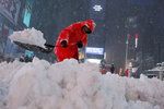 Pracovníci úklidových služeb odstraňují sníh z newyorského Times Square.