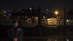 V New Yorku se do řeky zřítil vrtulník: Dva lidé zemřeli, tři jsou v kritickém stavu.