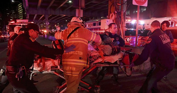 V New Yorku se do řeky zřítil vrtulník: Dva lidé zemřeli, tři jsou v kritickém stavu