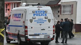 Útok nožem v domě v newyorském Queensu.