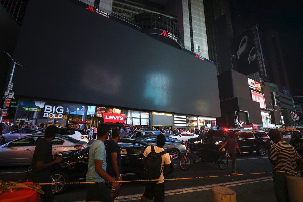 Na Times Square potemněly obří velkoplošné obrazovky