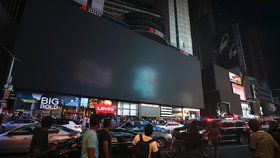 Na Times Square potemněly obří velkoplošné obrazovky