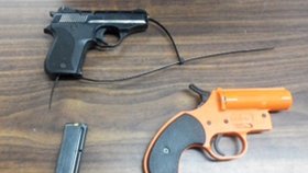Teprve sedmiletý hoch si přinesl do základní školy v New Yorku tyto zbraně - jedna je ráže 22, druhá na světlice
