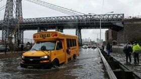 Stav nouze v New Yorku: Metropoli ochromily lijáky, pod vodou je i letiště. Lidé nemají vycházet