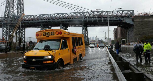 Stav nouze v New Yorku: Metropoli ochromily lijáky, pod vodou je i letiště. Lidé nemají vycházet