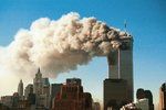 Dvě věže Světového obchodního centra na videozáznamu těsně poté, co se do nich zabořila unesená letadla.