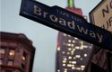 Broadway je široká avenue na Manhattanu známá hlavně množstvím činoherních a muzikálových divadel vysoké prestiže