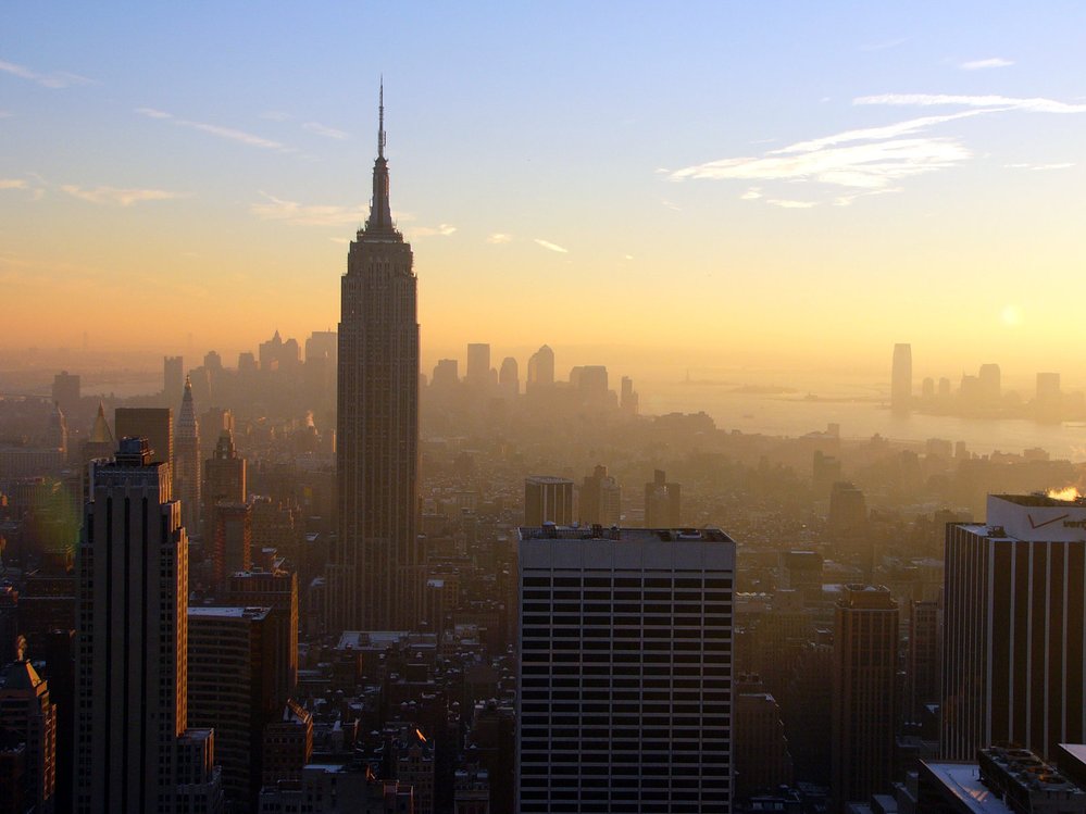 Empire State Building je 102 patrová budova postavená ve stylu art deco