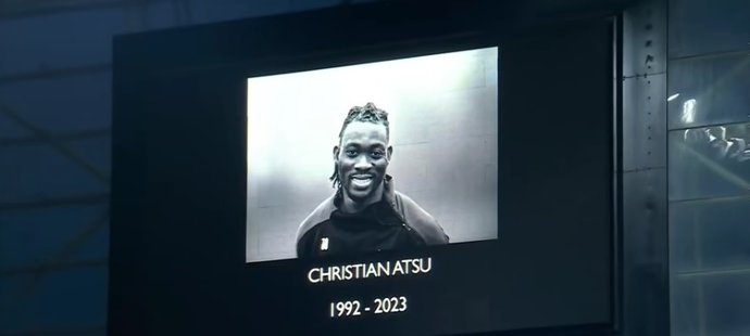 Newcastle uctil památku svého bývalého hráče, který zahynul v troskách po zemětřesení v Turecku