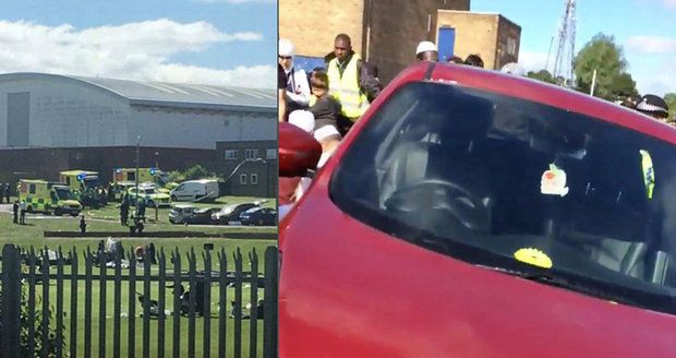 V Anglii najelo auto do lidí během modliteb: Šest zraněných včetně tří dětí