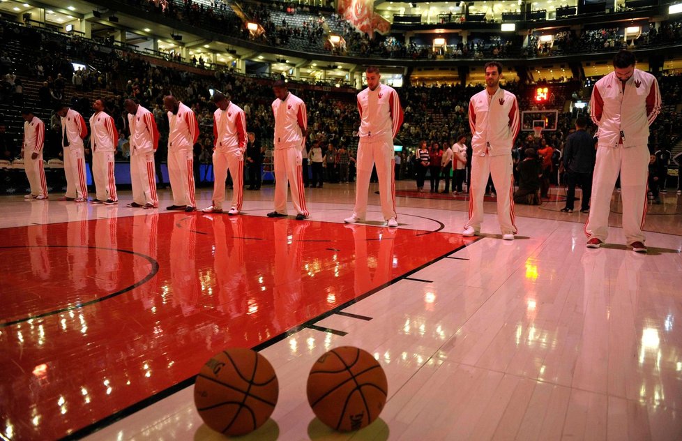 I basketbalisté drželi chvíli ticha za mrtvé po pátečním útoku šíleného střelce.