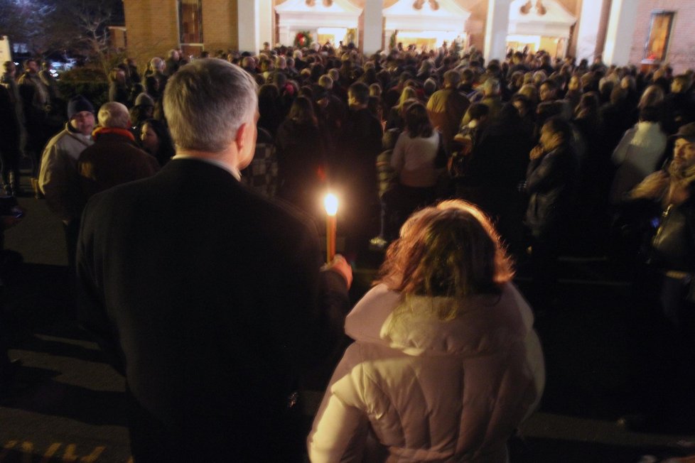 Stovky lidí přišli uctít památku tragicky zesnulých dětí i dospělých.
