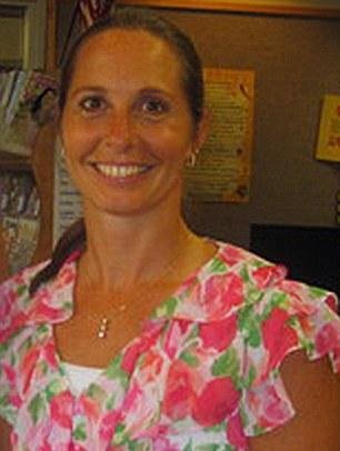 Ředitelka školy Dawn Hochsprung byla také popravena šíleným střelcem, když šla zjistit, co se děje