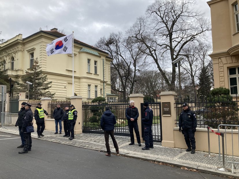 Zaměstnanci Nexenu protestují před jihokorejskou ambasádou
