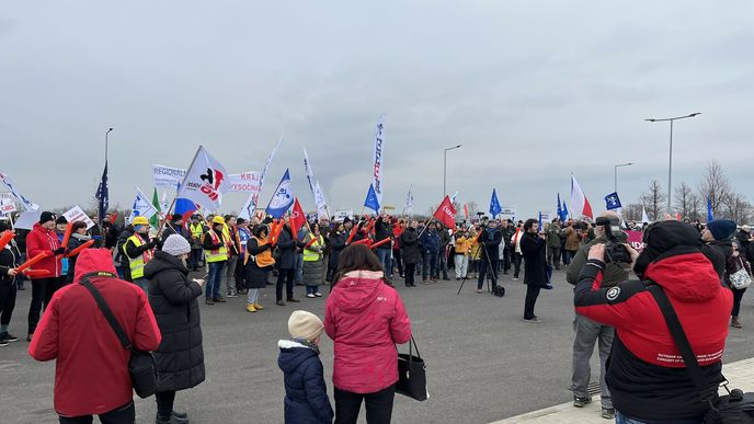 V pondělí ve 14:00 se před firmou Nexen Tire Europe znovu sešli protestující zaměstnanci i odboráři.