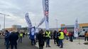 V pondělí ve 14:00 se před firmou Nexen Tire Europe znovu sešli protestující zaměstnanci i odboráři