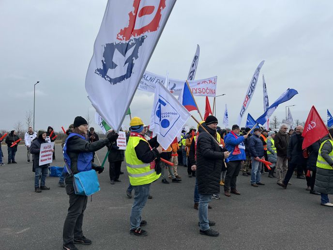 V pondělí ve 14:00 se před firmou Nexen Tire Europe znovu sešli protestující zaměstnanci i odboráři