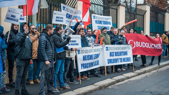 Zaměstnanci Nexenu protestují před jihokorejskou ambasádou