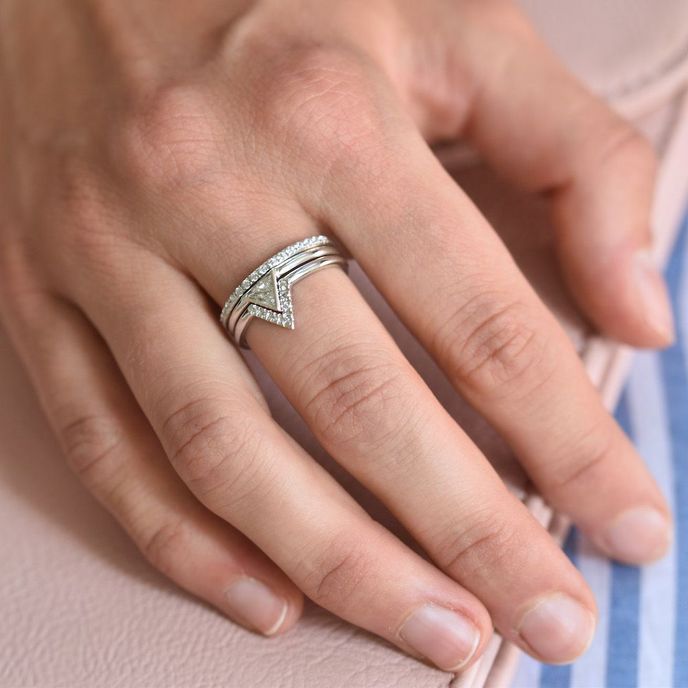 Zásnubní a snubní prsten mohou společně tvořit harmonický celek.