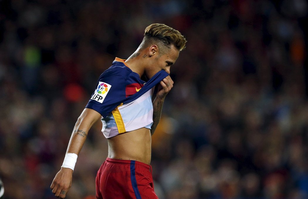 Zklamaný útočník Barcelony Neymar po prohře s Valencií