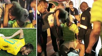 VIDEO: Neymara přivezli na vozíčku. Plakal, objímali ho spoluhráči