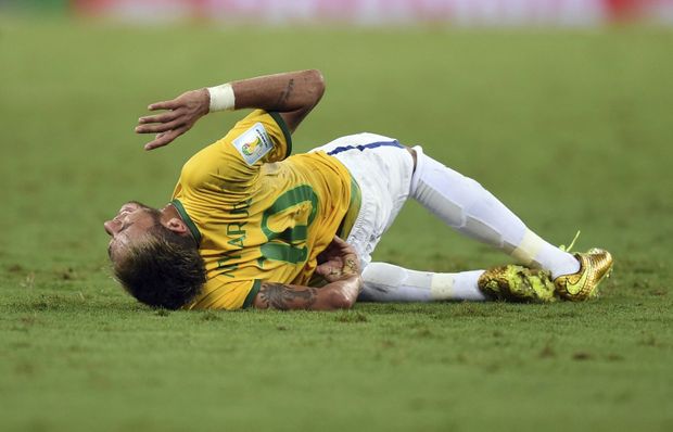 Neymar má zlomený obratel a na MS si už nezahraje. Neymar má zlomený obratel a na MS si už nezahraje.