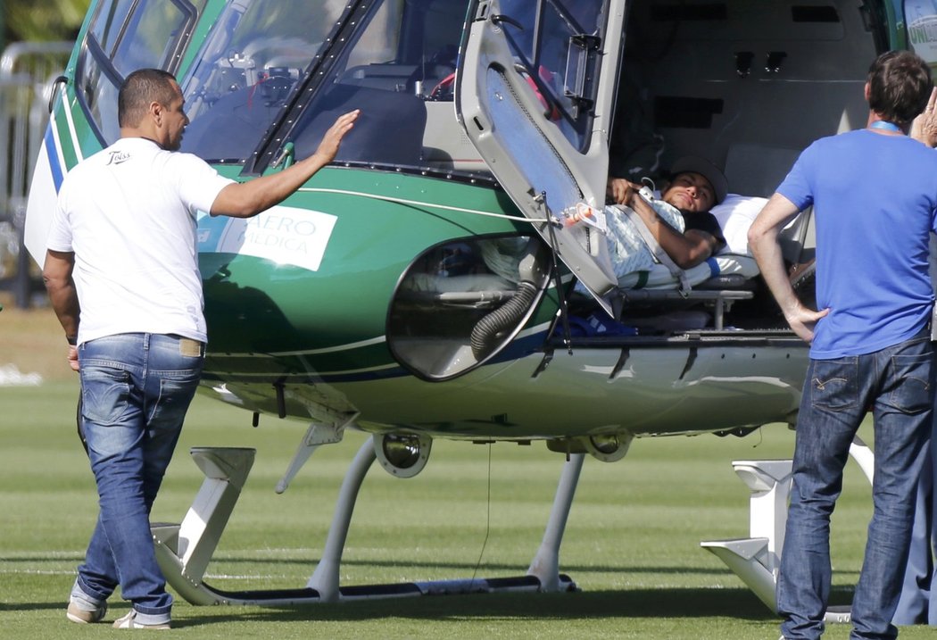 Zraněný brazilský útočník Neymar opustil tábor brazilské reprezentace a odjel domů, kam ho převezl vrtulník. Naposledy zamával spoluhráčům a fanouškům.